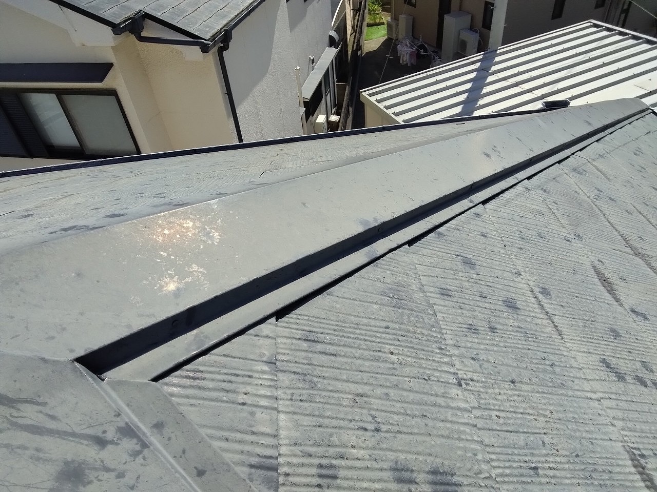 明石市　雹災害で隅棟部分棟板金にえくぼ